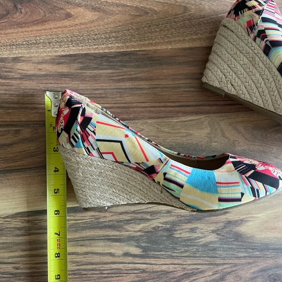 Kennet Cole Unlisted wedges - Picture 9 of 9